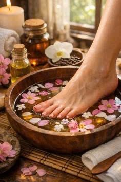 Ngâm chân thảo dược với hoa
