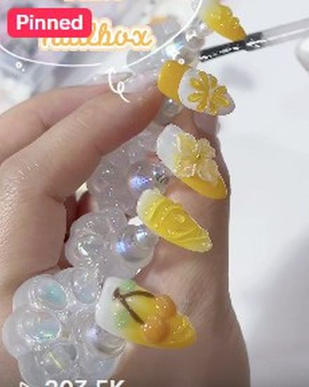 Mẫu nail hoa vàng