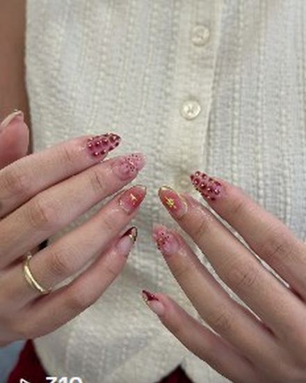 Mẫu nail đỏ nhũ