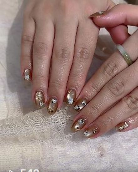 Mẫu nail nude ánh kim